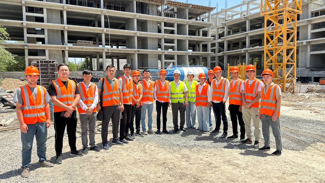 Sohil fotosuratida semiz yalangoch qora tanli erkaklar